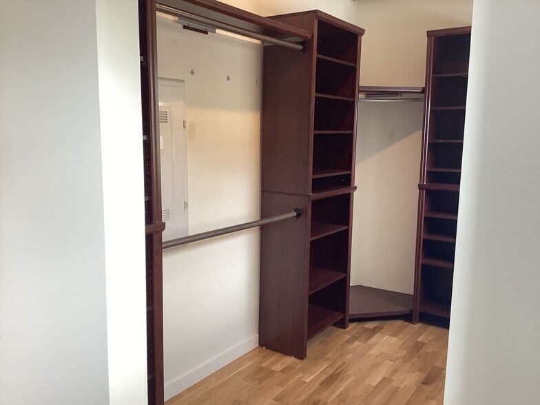 Building Photo - 2835 W Parkside Pl