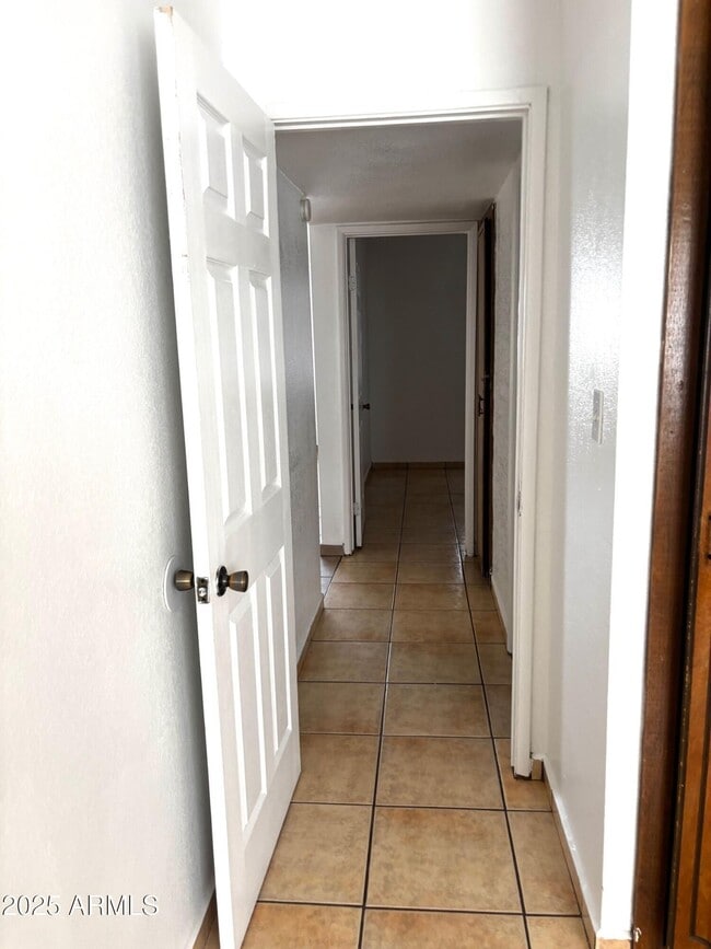 Building Photo - 2135 Hohokam Dr