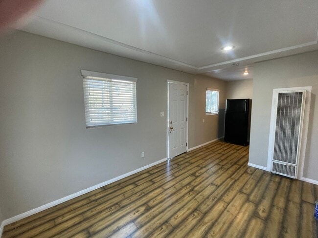 Building Photo - Quaint 1 Bedroom in Encinitas
