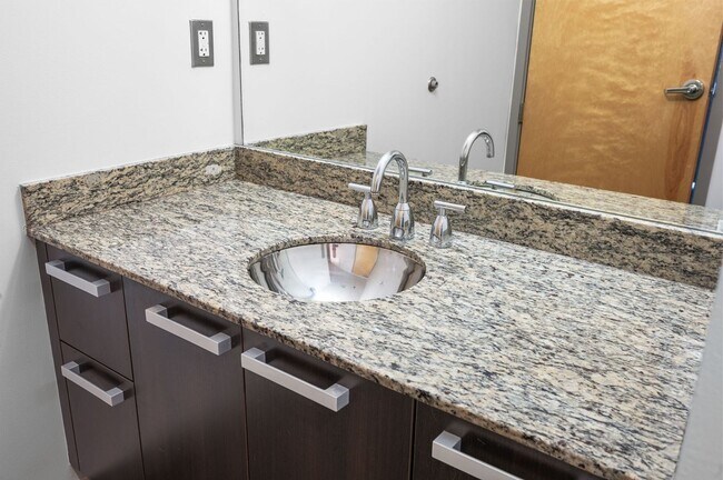 Building Photo - Awesome 1BE/1BA Condo in the Gulch w/2-res...