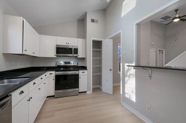 Building Photo - Belle Meade Townhome