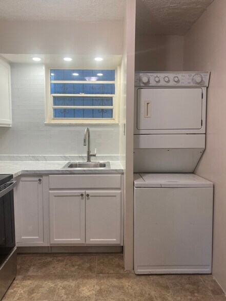 Building Photo - 2498 SW 17th Ave