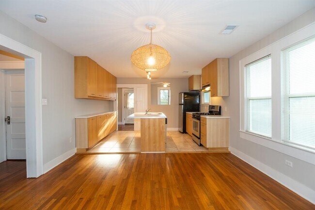 Building Photo - 1703 Maple Ave