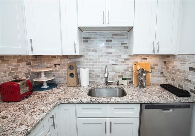 Building Photo - 99 Almy St