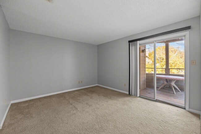 Building Photo - 2505 Stockbridge Dr