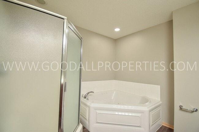 Building Photo - 2 Bedroom, 1.5 Bath Townhome in Jordan Creek area!