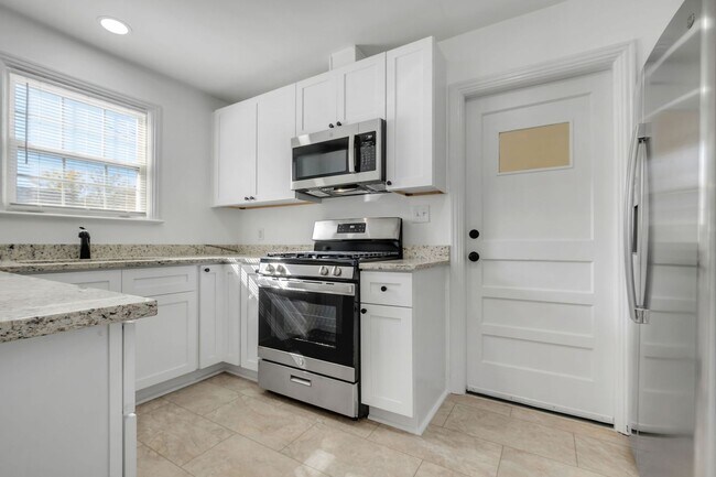 Building Photo - Renovated Midtown Apartment