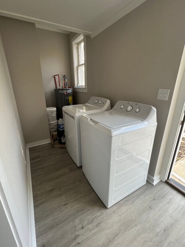 Building Photo - Cute corner lot available for August move-in