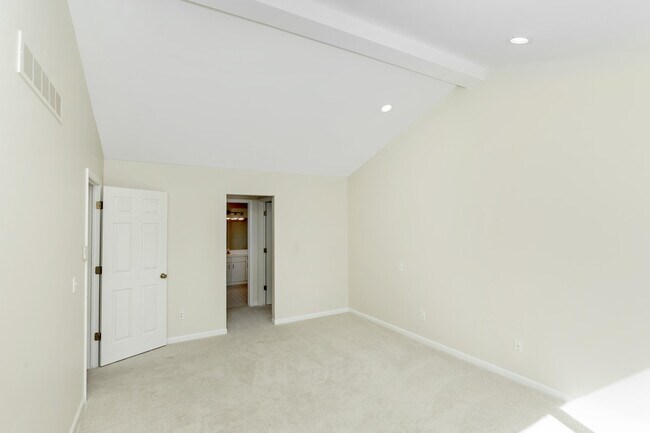 Building Photo - 37743 Avon Ln