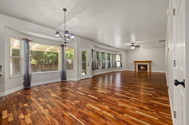 Building Photo - Beautifully Updated 4-Bedroom Home with 3-...