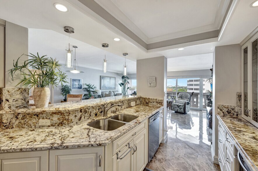Building Photo - 2100 S Ocean Dr