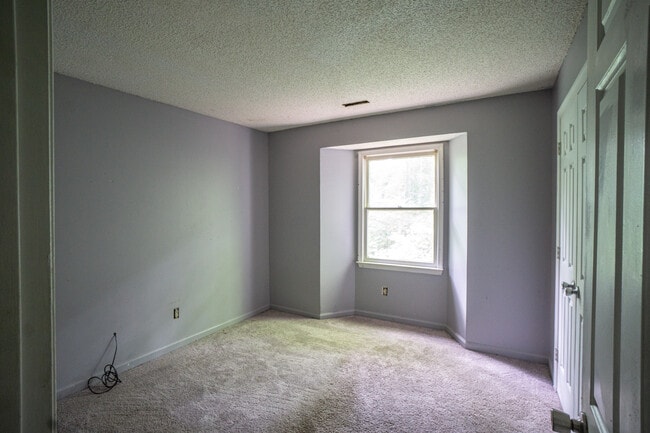 Building Photo - 1300 Park Glen Dr