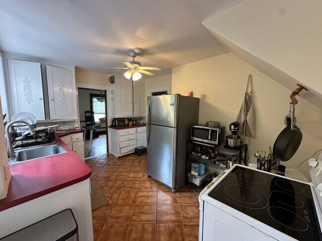 Building Photo - 3 Bed/1.5 Bath - Backyard - Off-Street Parking - Oak Square