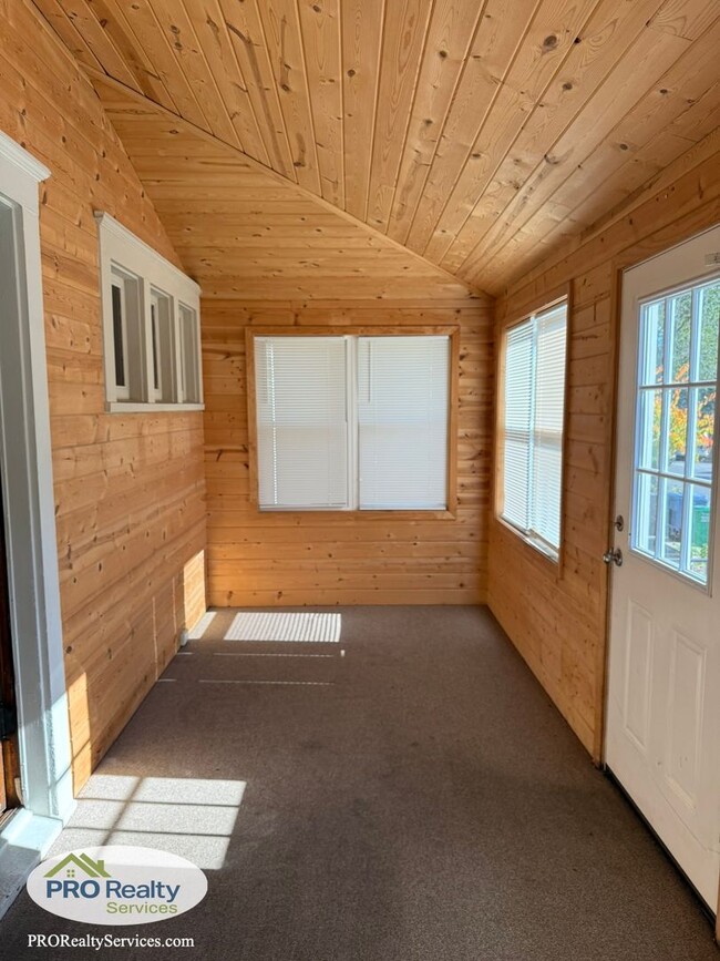 Building Photo - Updated 3 Bedroom House **Free November Rent with a November 2025 Move In**