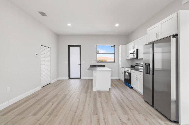 Building Photo - 8014 Mangrove Cir