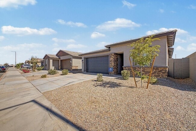 Building Photo - 25291 W Hidalgo Ave