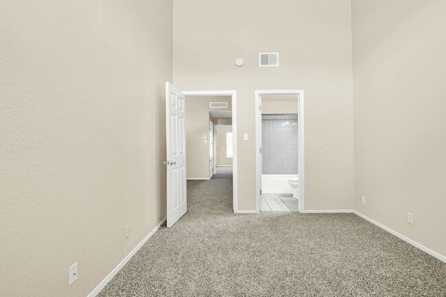 Building Photo - Eastside 2 Bedroom 2 Bath