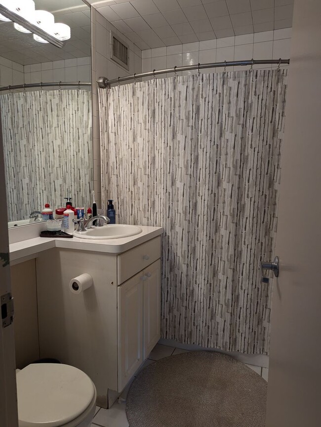 Building Photo - Incredible 1b1b in downtown Streeterville prime location