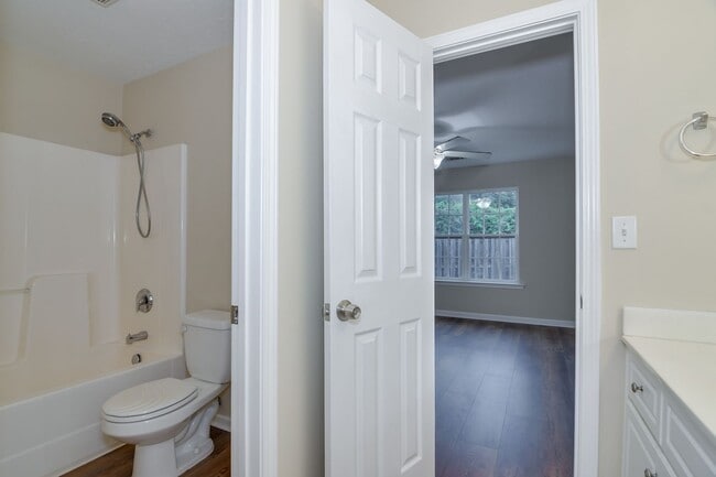 Building Photo - Updated 2 Bed 2 Bath Townhouse!