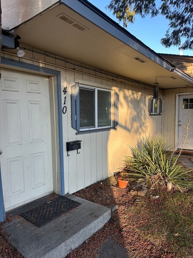 Building Photo - Newport Ave Triplex - 00404-NEWP-00