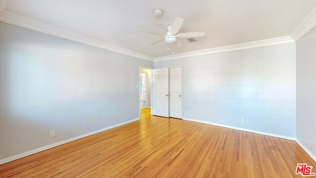 Building Photo - 432 S Doheny Dr