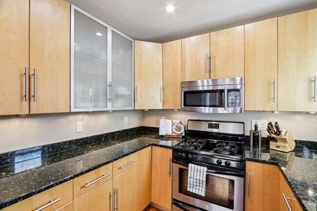 Building Photo - 39 Forest St