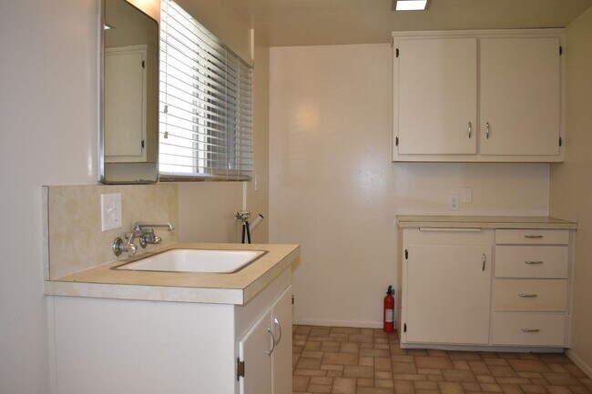 Building Photo - 3794 Circle Dr