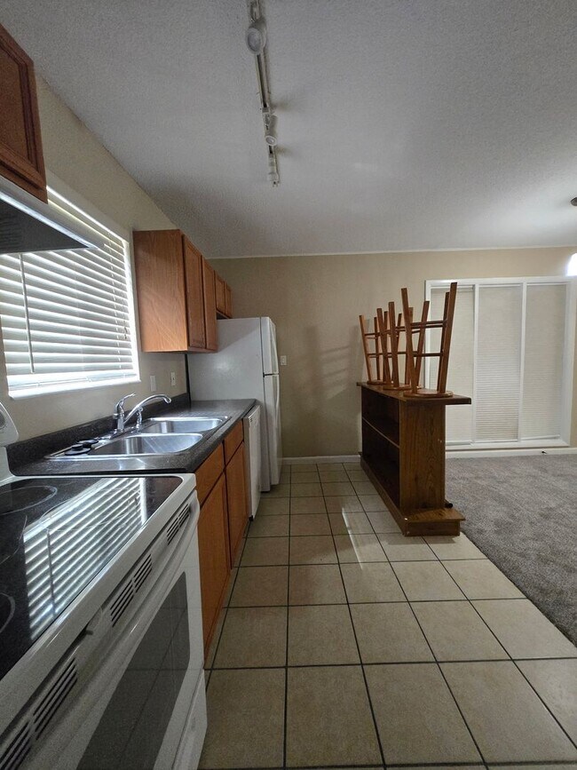 Building Photo - 2 bedroom, 2 bath/1st Floor Unit in Hawthorne Reserve