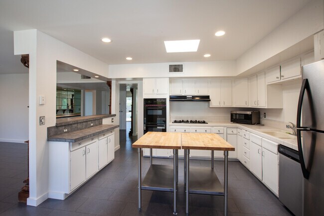 Building Photo - 3033 E Verona Rd