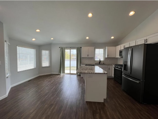 Building Photo - Modern 4-Bed Duplex | 2 Car Garage & Finis...