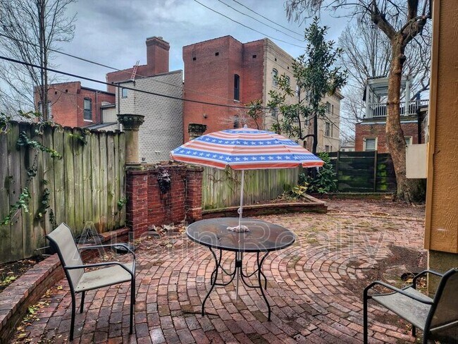 Building Photo - 324 N.Newstead