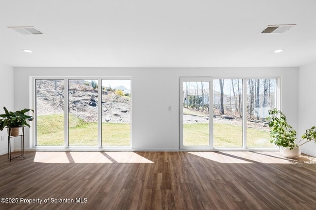 Building Photo - 203 Red Oak Dr