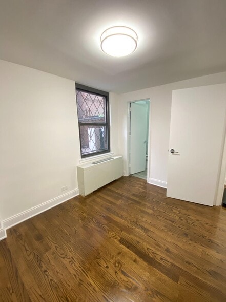 Building Photo - 240 E 82nd St