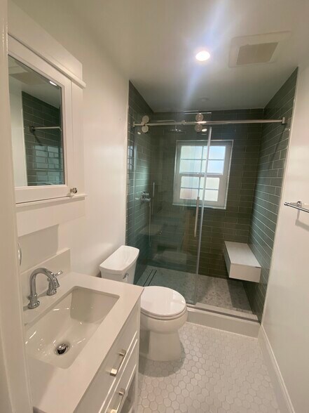 Building Photo - 2410 Palm Dr