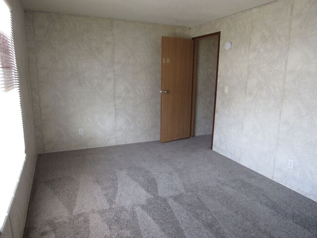 Building Photo - Affordable 3 bedroom 2 bathroom mobile home!