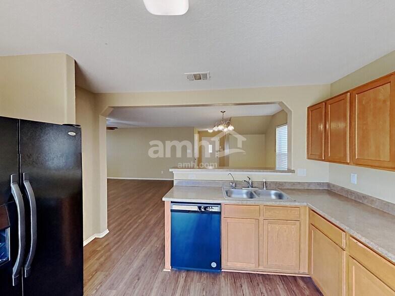 Building Photo - 9239 Pacific Maple