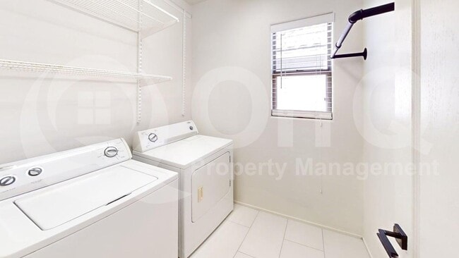 Building Photo - 2604 S Southwind Dr
