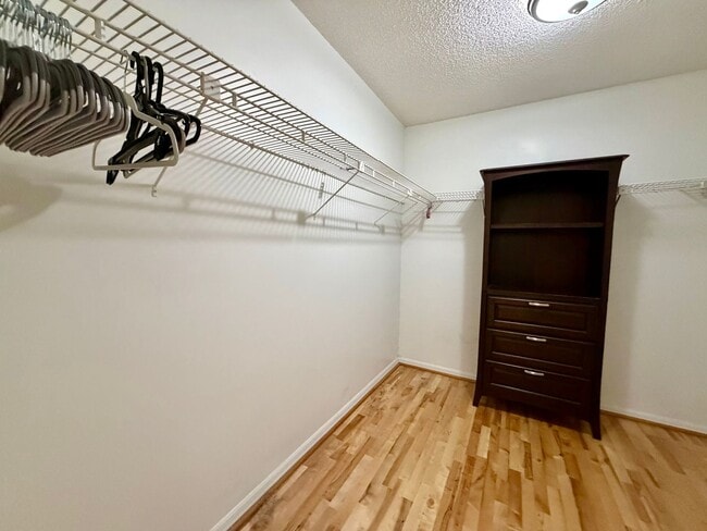 Building Photo - 3 bedroom 2.5 Bathroom Condo In Saddlebrook!