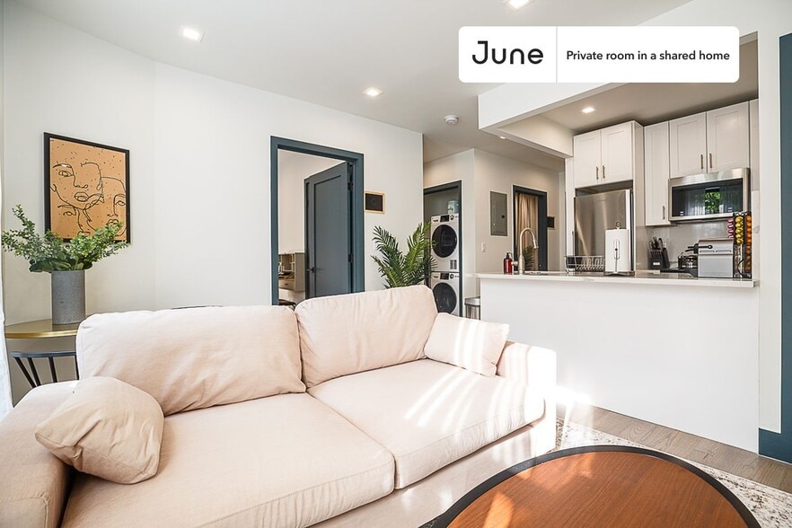 Building Photo - Private bedroom in 3 bed/2 bath Home