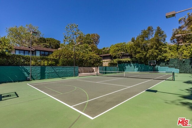 Building Photo - 400 Toyopa Dr