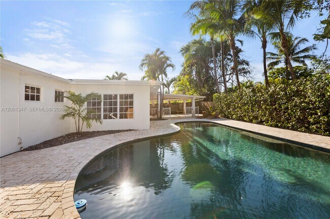 Building Photo - 6605 SW 61st St