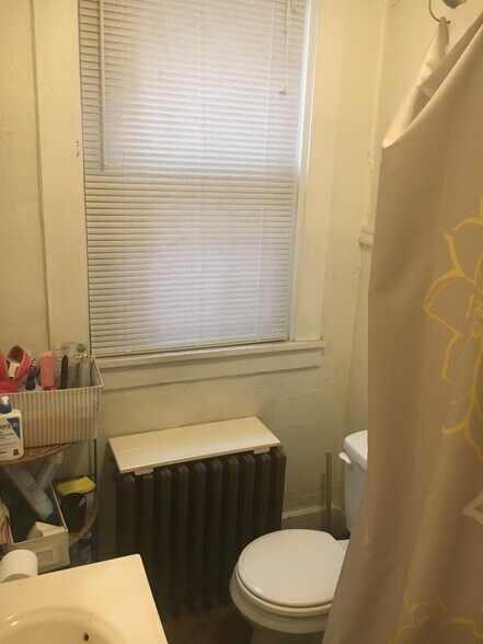 bathroom - 53 S 18th St