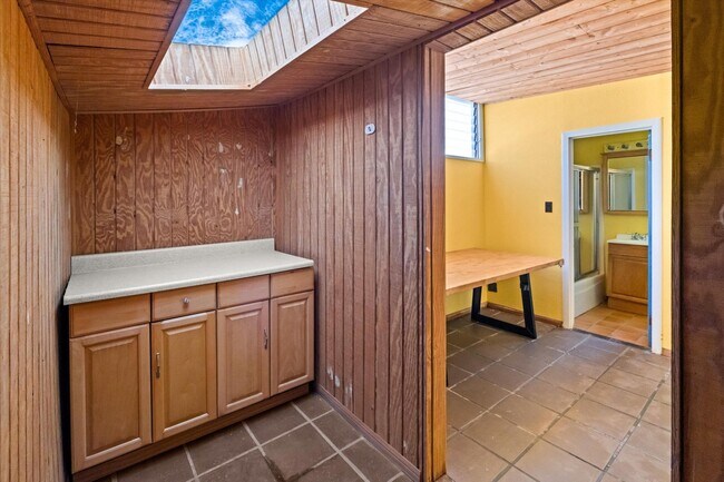 Building Photo - 829 Marilla Ave