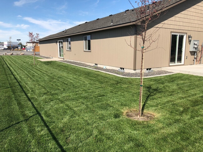 Building Photo - Large 2 Bedroom, 2 Bath Duplex
