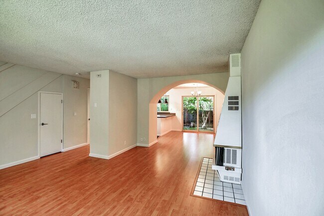 Building Photo - 2bed/2.5bath Townhouse with Updated Kitchen!