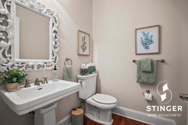 Building Photo - 700 Bay St