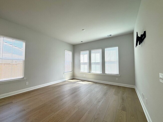 Building Photo - Beautiful 4-Bed Home in Limehouse Village ...