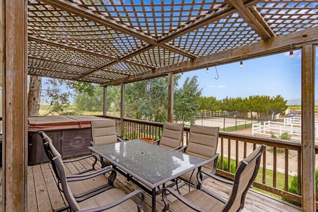 Building Photo - Spacious Bi-Level Home with Mountain & Lak...