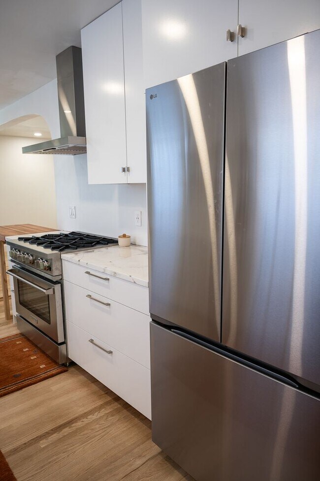 Building Photo - 3 Bedrooms + 2 Bathrooms | Midtown Ventura | Furnished or Unfurnished