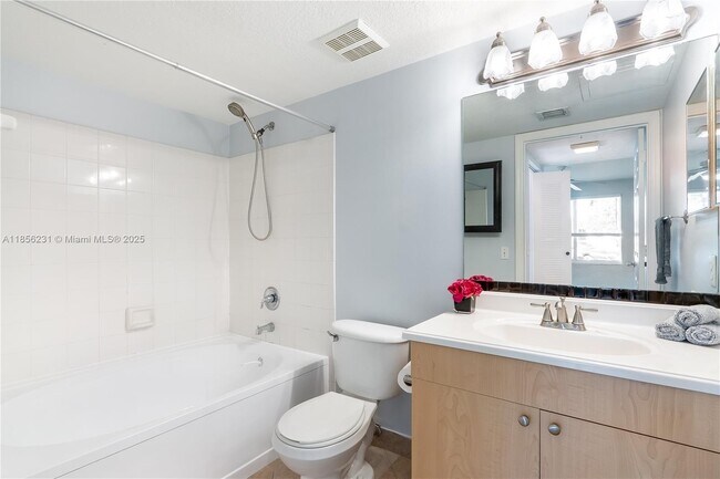 Building Photo - 1308 Villa Cir